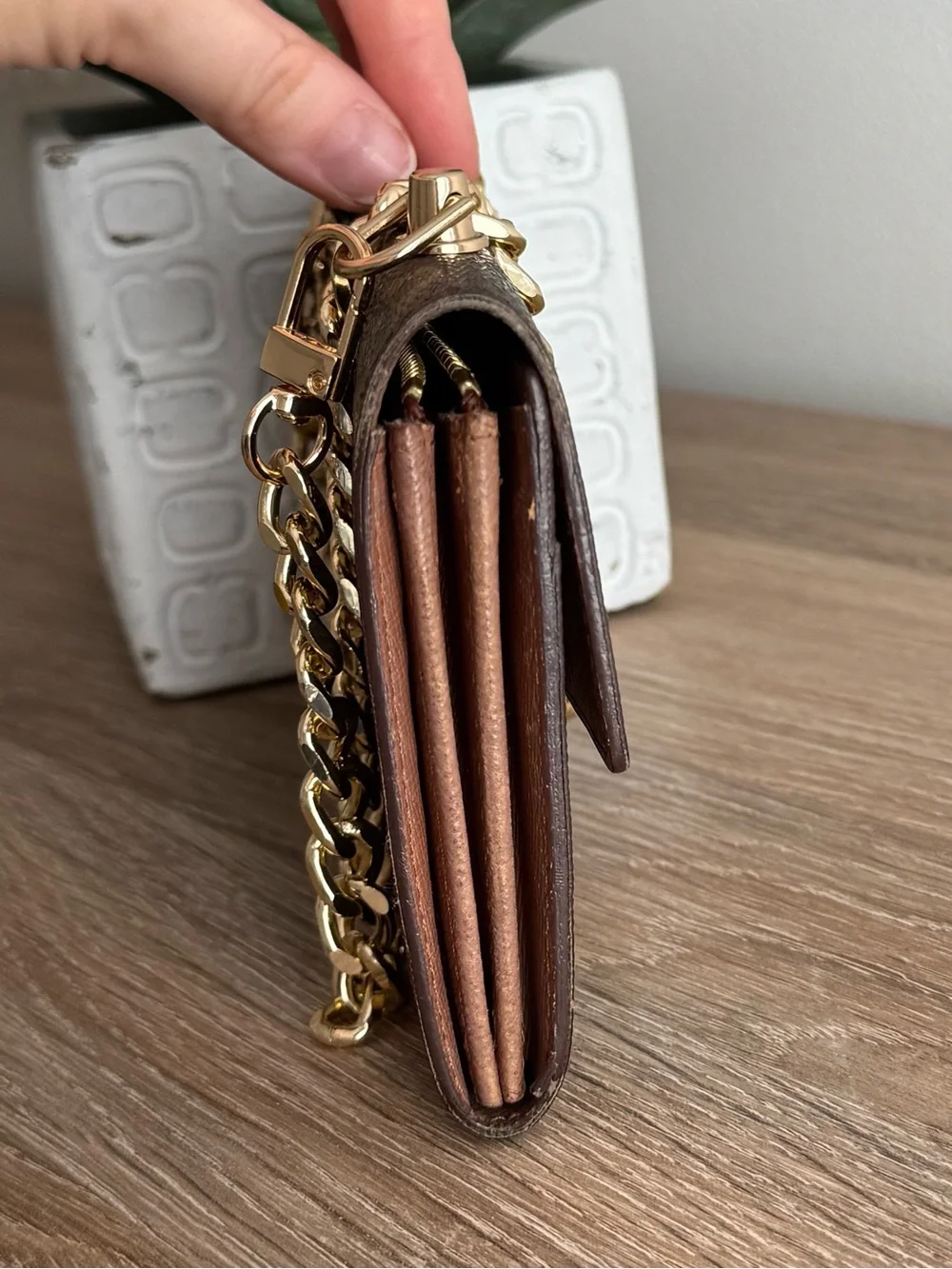 ✅AUTH✅LOUIS VUITTON WALLET ON A CHAIN